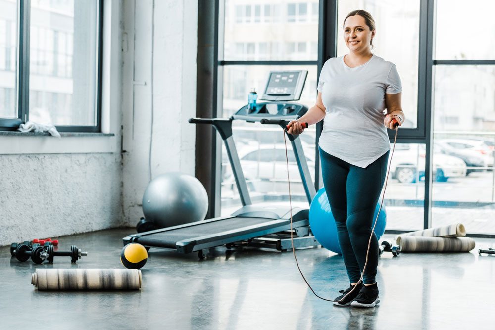 Frau im Fitnessstudio.