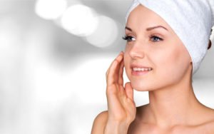 © BillionPhotos.com - Fotolia.com Das Peeling sollte immer auf den Hauttyp abgestimmt sein