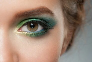 Frau mit Aqua-Make-up.