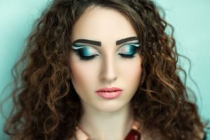 © olgaosa - Fotolia.com Der Trend geht eindeutig zu markanten Augenbrauen hin