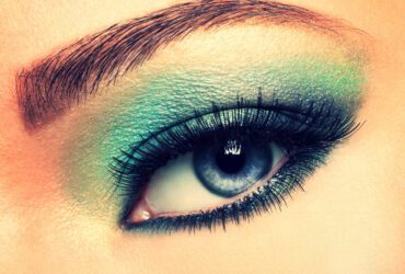 Türkiser Lidschatten und falsche Wimpern.