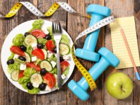 Salat und Hanteln für Fitness und Gesundheit.