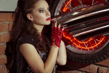 Frau mit Glamrock Make-up.