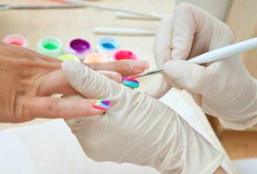 Maniküre mit Graffiti-Nails.