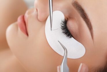 Künstliche Wimpern werden angebracht.
