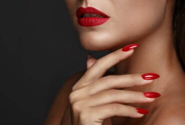 Kräftig roter Lippenstift.