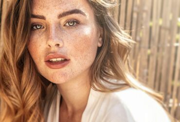 Dezentes Make-up mit Sommersprossen.