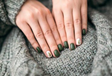 Lackierte Nägel in Tarnfarben.