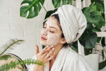 Frau mit Naturkosmetik.