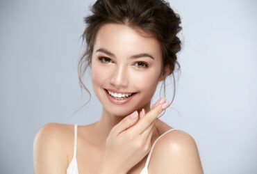 Frau mit Nude Look Make-up.