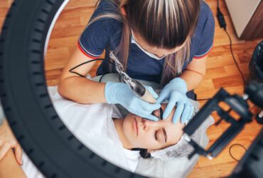Kosmetikerin beim Permanent Make-up.