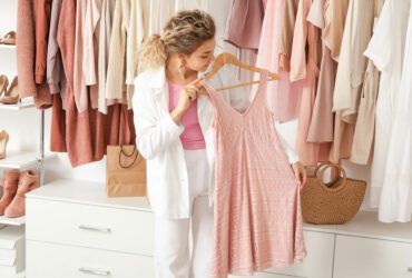 Frau mit pinkem Kleid in Boutique.