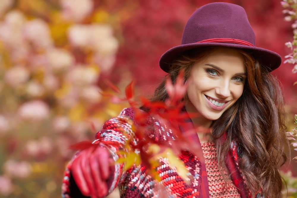 Frau in roter Herbstmode.