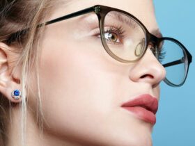 Frau mit Brille.