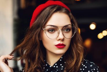 Frau mit Make-up und Brille.