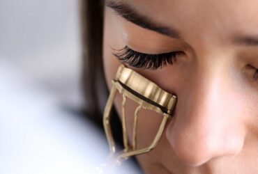Frau mit Wimpernzange.