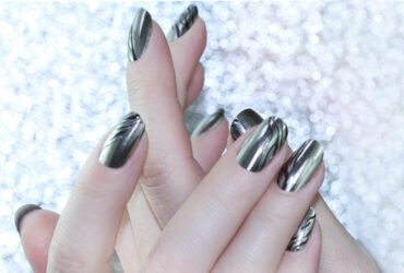 Nägel mit Metallic-Nagellack.