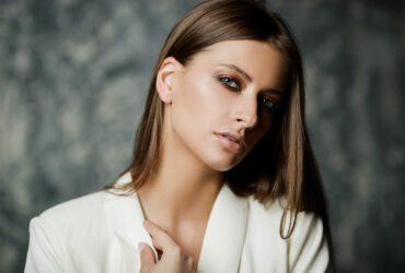 Frau mit Make-up in braun.