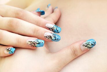 Nail-art in blau und weiß.