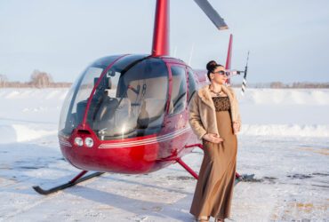 Fotomodell am Helicopter.