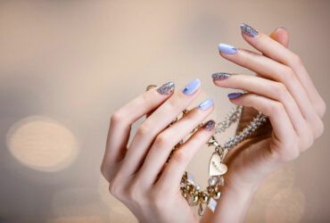 Frau mit Gelnägeln.