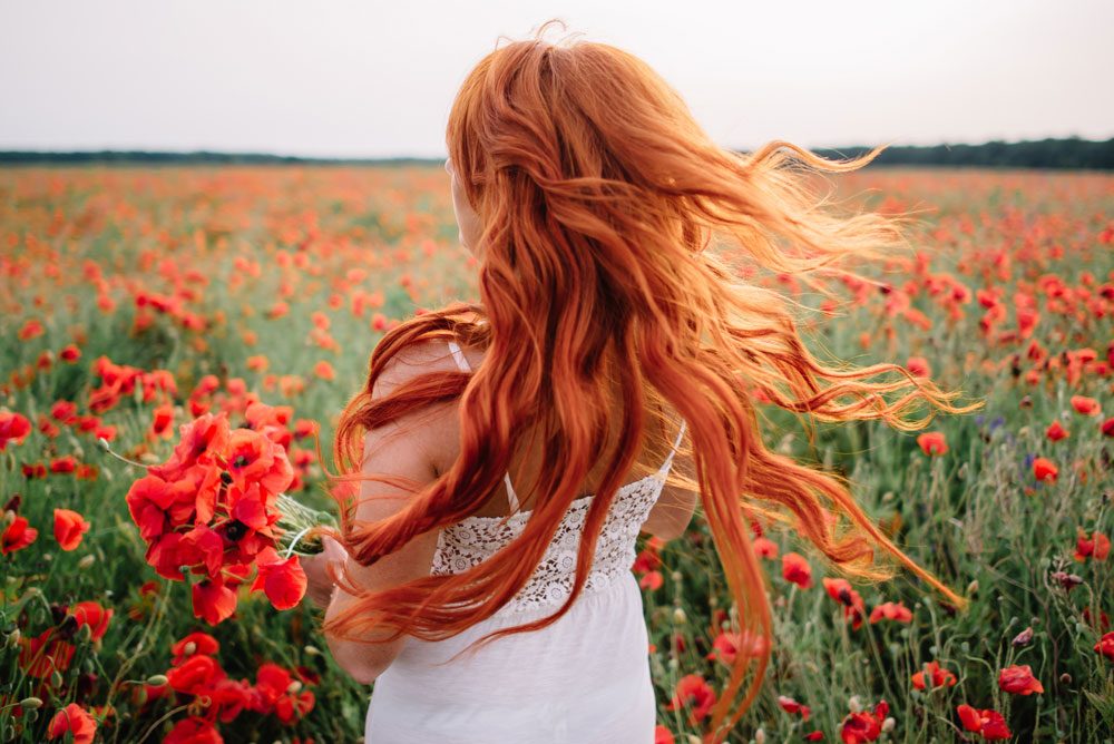 Frau mit roten Haaren.