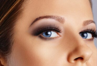 Frau mit langen Wimpern.