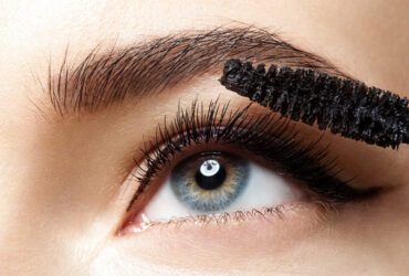 Frau mit Mascara.