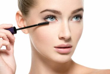 Frau benutzt Mascara.