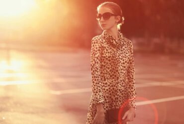 Frau mit Leoparden-Kleid.