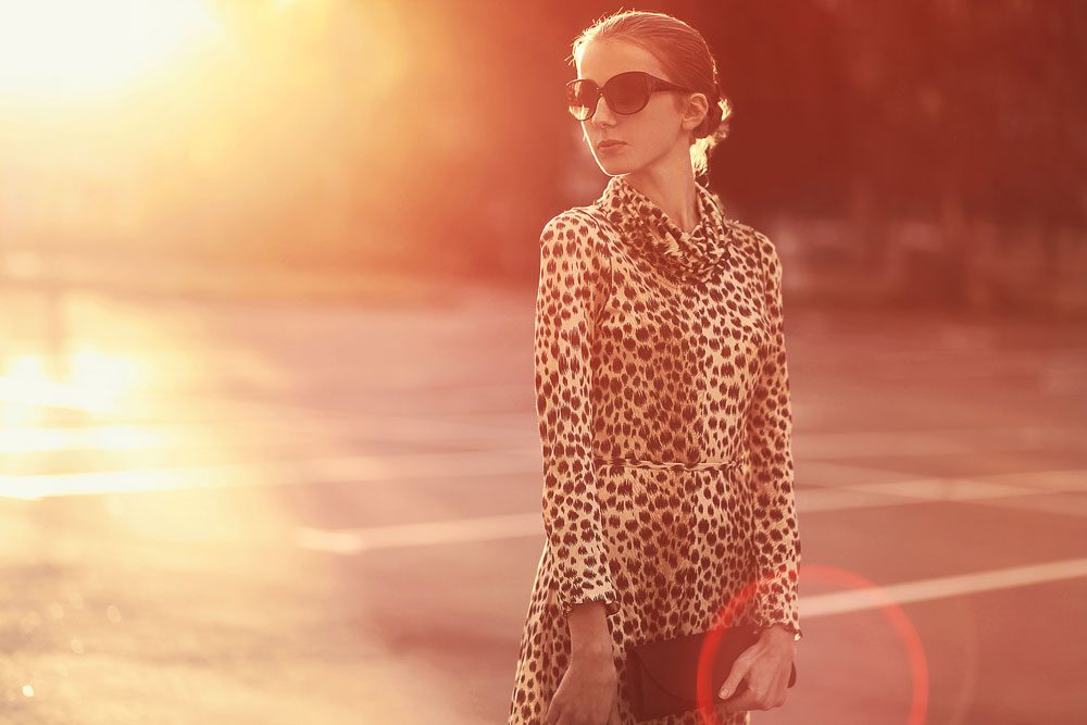 Frau mit Leoparden-Kleid. 