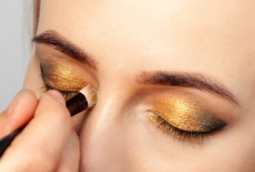 Frau mit goldenem Lidschatten.