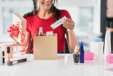 Frau packt Geschenk aus.