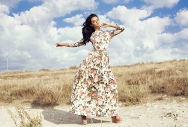 Frau in farbenfrohem Kleid.