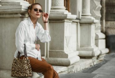Frau mit Handtasche.