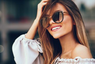 Frau mit Sonnenbrille.
