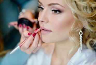 Braut bekommt Make-up