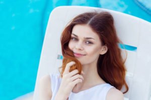 © ageevphoto - Fotolia.com Im Sommer sollte das Make Up tagsüber eher minimalistisch ausfallen
