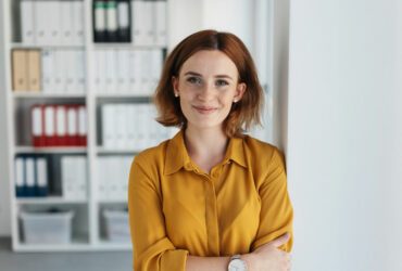Frau im Bürro.