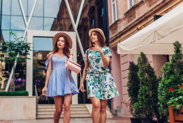 Frauen in kurzen Sommerkleidern.
