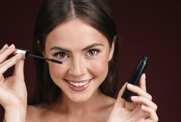 Frau nutzt Mascara.