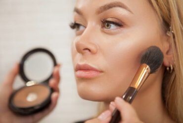 Frau mit Highlighter.