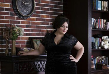 Plus Size Frau in schwarzem Abendkleid.