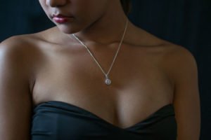 © shevacreations - pixabay Schmuck ist für Frauen ein wichtiges Modeaccessoire