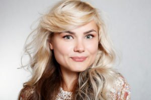 © whiteshoes91 - Fotolia.com Frisuren mit Pony sind 2013 der Renner