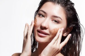 © deniskomarov - Fotolia.com Peelings befreien die Haut von alten Hautschüppchen