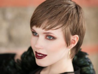 Die Maske für das Haar der Person aus der Avocado
