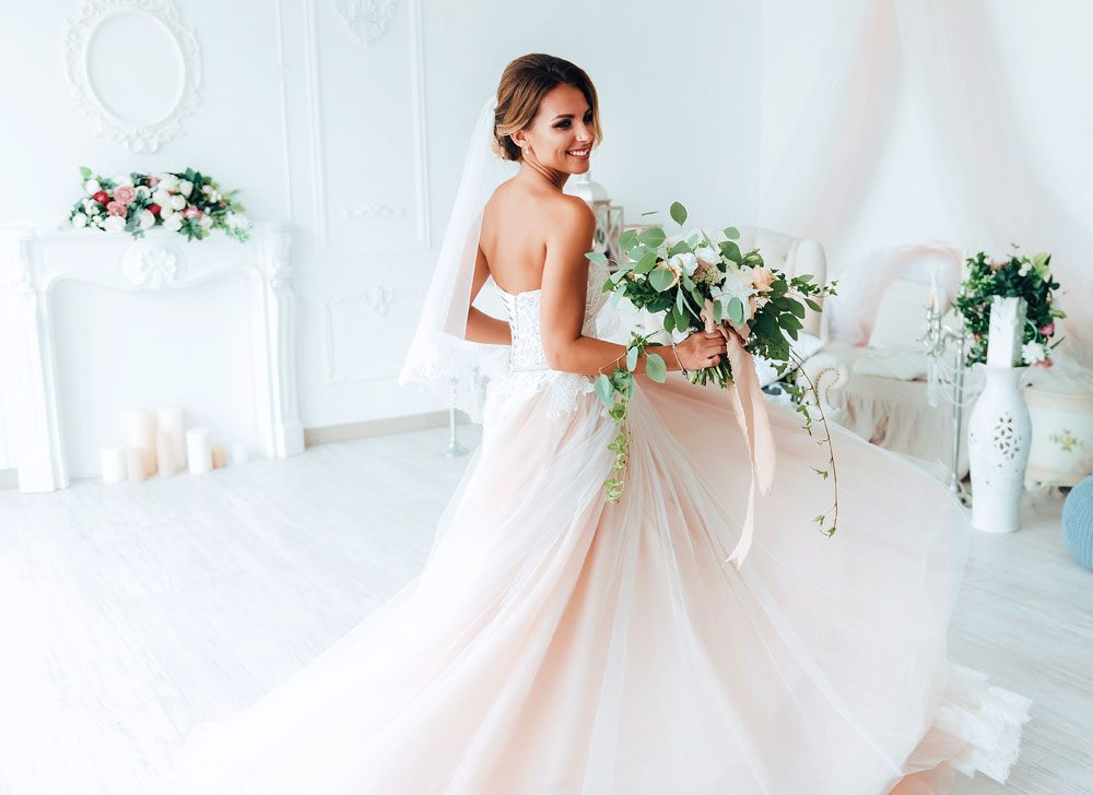 Brautkleider werden in Pastell getragen.