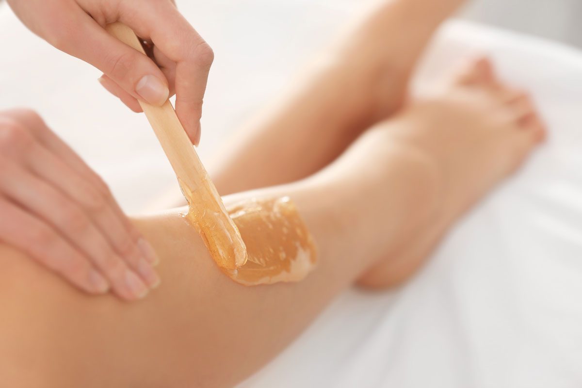 Haarentfernung durch Waxing Nach dem Waxing hält das Ergebnis bis zu 6 Wochen.