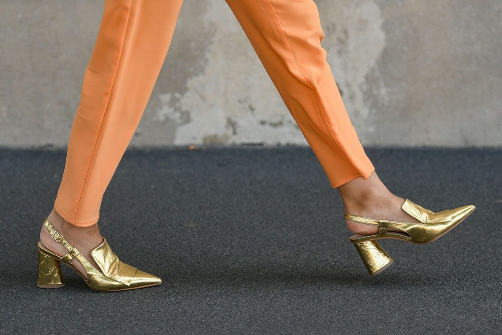 Goldene Schuhe passen zu fast allen Farben.